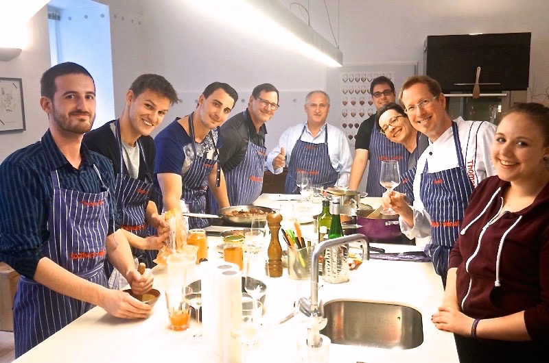 Gruppe am Küchenblock, FC Kochkurs Wien - Thomas Hüttl