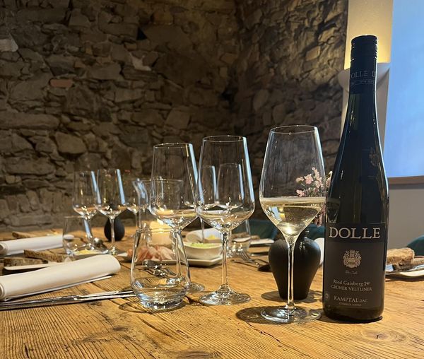 Mo's im Kaiser's Hof, Weinservice mit Grüner Veltliner, FC Kaiser's Hof